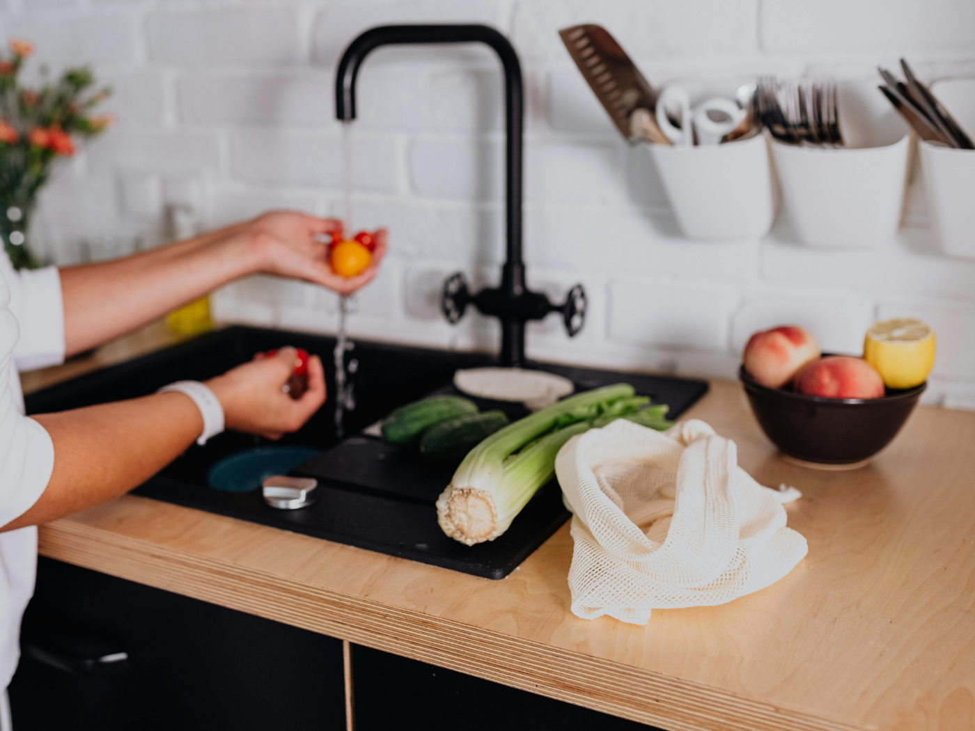 DIY Produce Soak: De-Pesticide Your Fruits and Veggies!